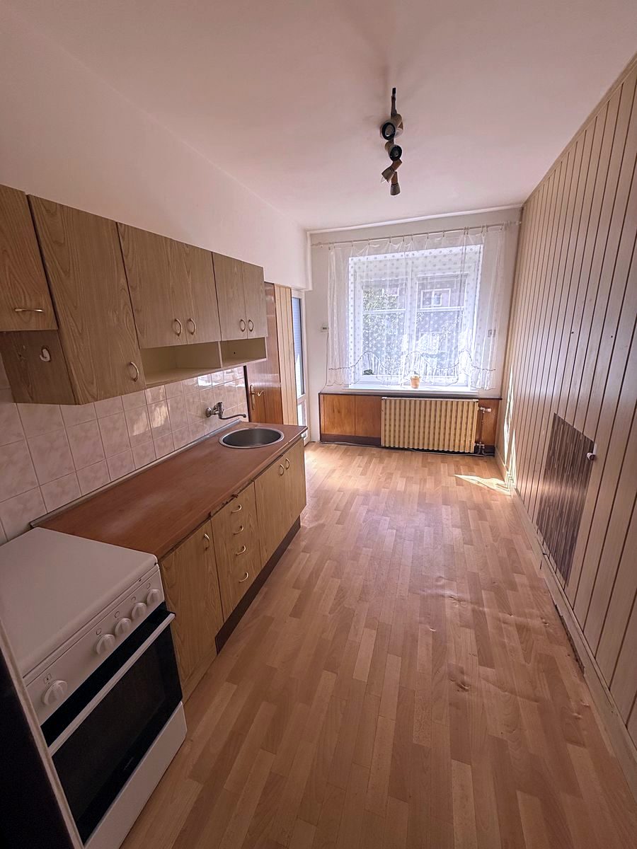 Kuchyň s dřevěnou linkou a oknem