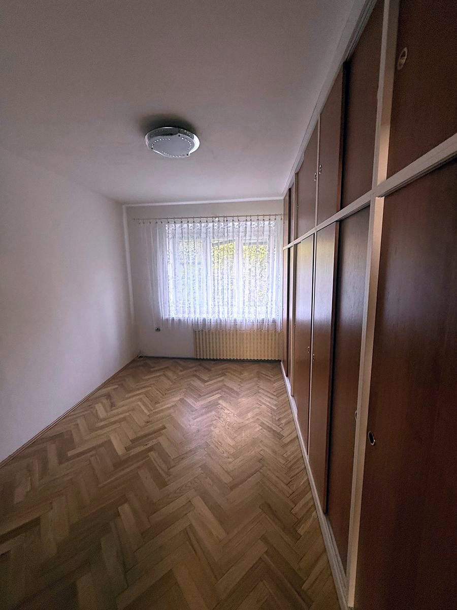 Pokoj s vestavěnou skříní a parketami