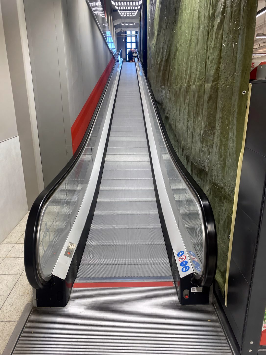 Travelátor po modernizaci v obchodním domě
