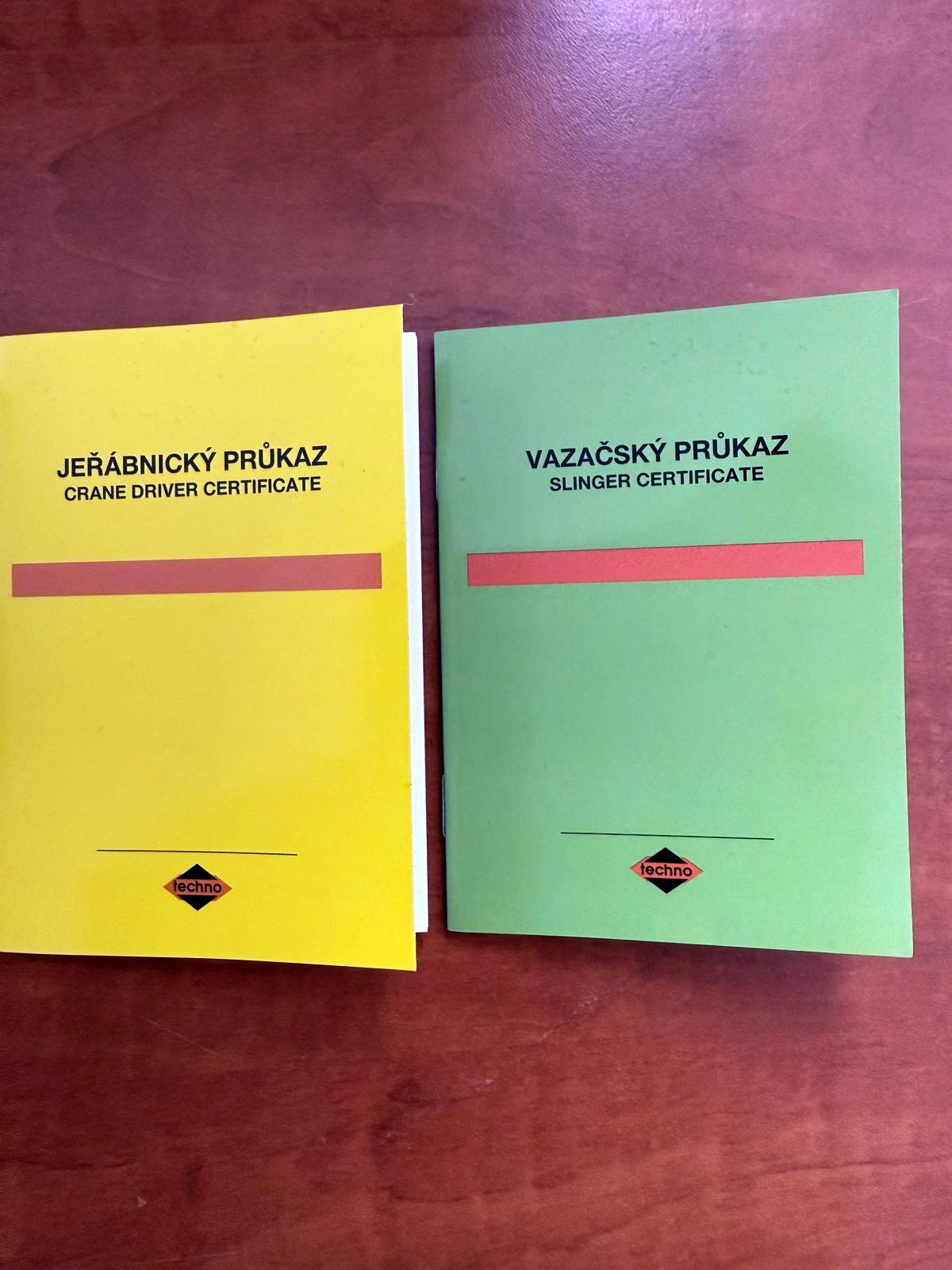 Jeřábnický a vazačský průkaz položené na stole