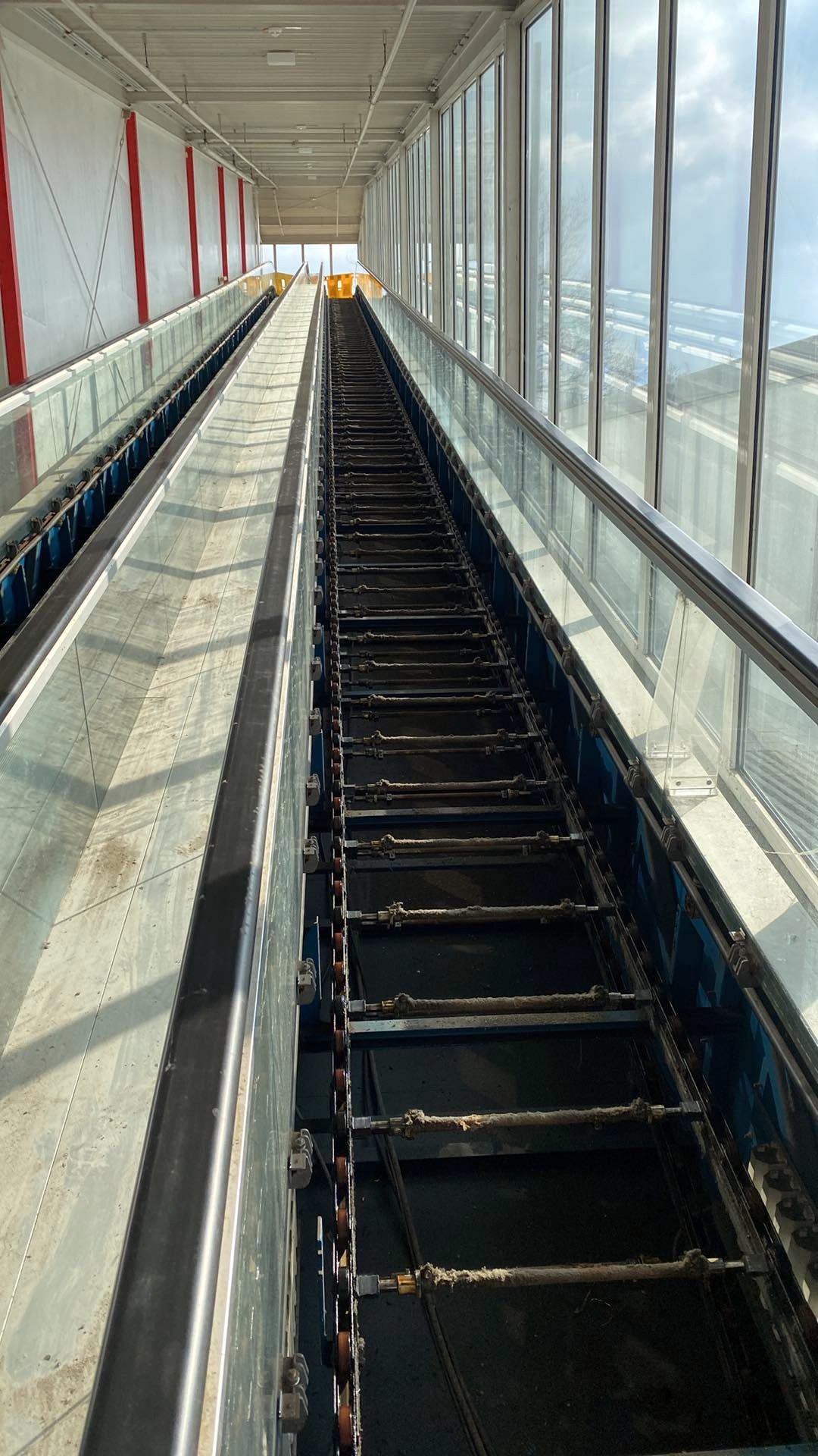 Rozestavěná paletová dráha travelátoru
