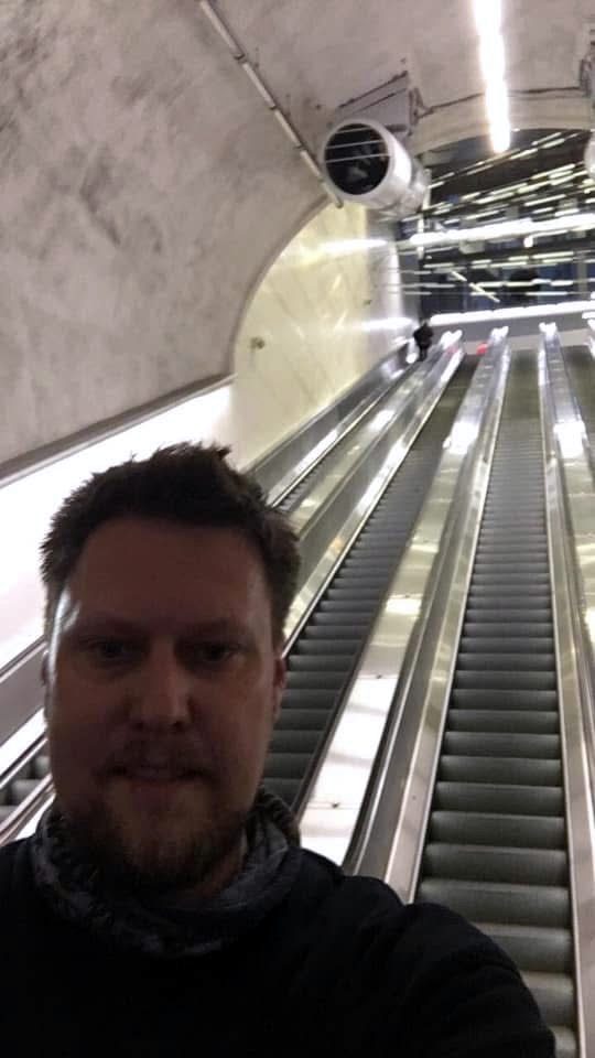 Jiří Procházka na eskalátoru v tunelu metra